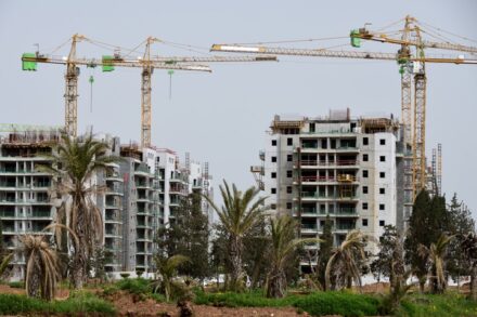 אתר בנייה של שכונת מגורים חדשה בהרצליה, ב-27 במרץ 2020 (צילום: גילי יערי / פלאש90)