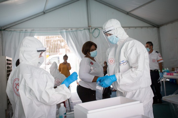 אנשי מד"א מבצעים בדיקות קורונה למבקשי מקלט בדרום תל אביב, ב-2 ביוני 2020 (צילום: מרים אלסטר / פלאש90)