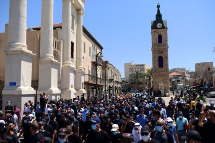 הפגנה של תושבים פלסטינים ביפו נגד הכוונה להרוס את בית הקברות אל-אסעאף, ב-26 ביוני 2020 (צילום: תומר נויברג / פלאש90)