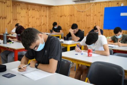 תלמידי תיכון נבחנים בבחינת בגרות (צילום: יוסי זליגר / פלאש90)