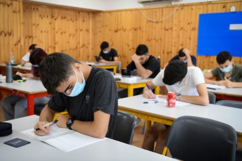 תלמידי תיכון נבחנים בבחינת בגרות (צילום: יוסי זליגר / פלאש90)