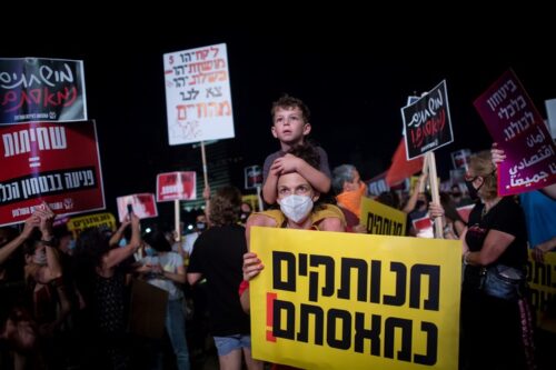 הפגנה נגד המדיניות הכלכלית של הממשלה בתל אביב, ב-18 ביולי 2020 (צילום: מרים אלסטר / פלאש90)