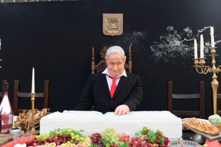 מסתכל לאחור ולא רואה מאחוריו גייסות של ממש. מיצג מחאה בכיכר רבין (תומר נויברג / פלאש 90)