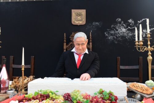 מסתכל לאחור ולא רואה מאחוריו גייסות של ממש. מיצג מחאה בכיכר רבין (תומר נויברג / פלאש 90)