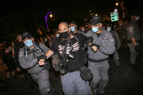 המשטרה מעכבת את צלם "הארץ" אוהד צויגנברג בהפגנה מול מעון ראש הממשלה בבלפור בירושלים, ב-8 באוגוסט 2020 (צילום: אוליבייה פיטוסי / פלאש90)