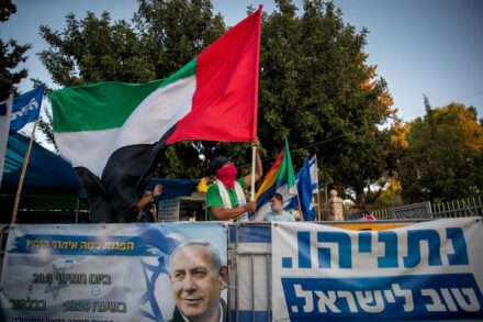 אדם מנופף בדגל איחוד האמירויות מול מעונו של ראש הממשלה בירושלים, ב-19 באוגוסט 2020 (צילום: יונתן זינדל / פלאש90)