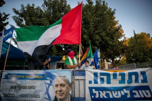 אדם מנופף בדגל איחוד האמירויות מול מעונו של ראש הממשלה בירושלים, ב-19 באוגוסט 2020 (צילום: יונתן זינדל / פלאש90)