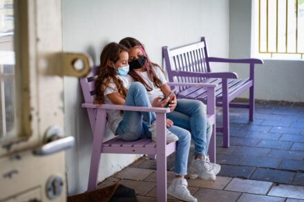 לסנן את המידע המגיע לתלמידים דרך אמצעי המדיה השונים. (צילום אילוסטרציה: חן לאופולד / פלאש 90)