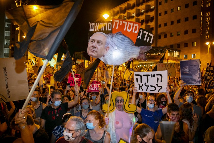 כ-20 מפגיני ימין מול קרוב ל-20,000 בצד השני. המחאה נגד נתניהו בבלפור (אוליביה פיטוסי / פלאש 90)