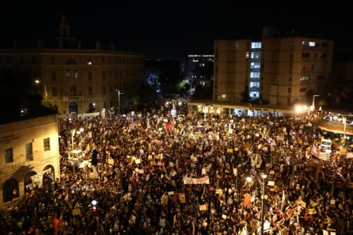 הפגנה בכיכר פריז בירושלים נגד ראש הממשלה, בנימין נתניהו (צילום: אורן זיו)