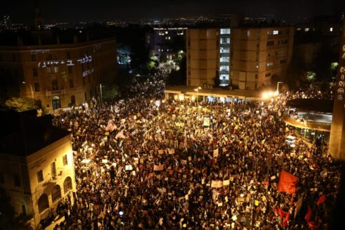 המחאה נמשכת במלוא העוז: 15 אלף מפגינים בבלפור