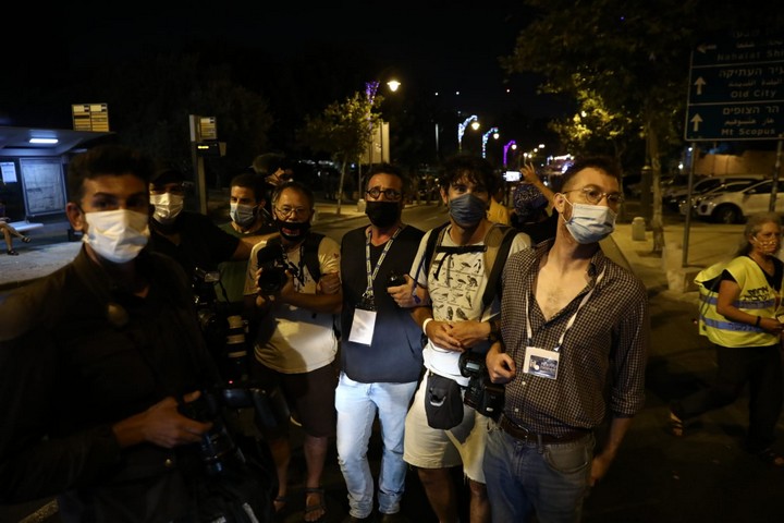 צלמים מוחים על מעצר של צלם "הארץ" אוהד צויגנברג, בהפגנה בירושלים, ב-8 באוגוסט 2020 (צילום: אורן זיו)