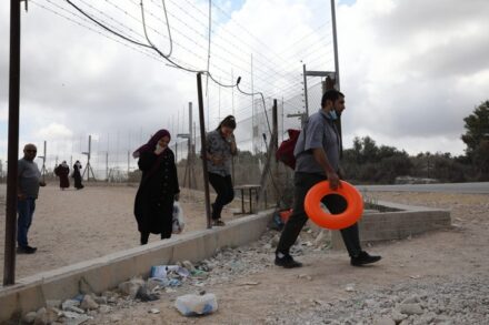 פלסטינים מהגדה עוברים את גדר ההפרדה בדרכם לים, ב-10 באוגוסט 2020 (צילום: אחמד אל-באז ואורן זיו)
