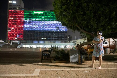 בניין עיריית תל אביב מואר בצורת דגל איחוד האמירויות (צילום: אורן זיו)