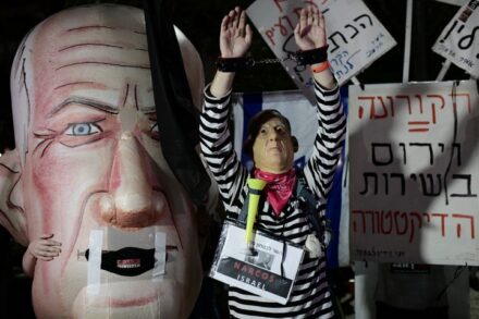 ההתנגדות לנתניהו הצליחה ליצור קואליציה חסרת תקדים. מפגינים בבלפור נגד נתניהו (צילום: תומר נויברג / פלאש 90)