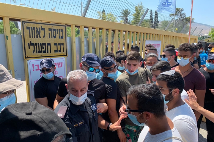 הפעילים רצו להגיע לאסי. בקיבוץ הגיבו בסגירת השער. שוטרים חוסמים את השער בניר דוד, בהפגנה למען שחרור האסי (צילום: חגי מטר)