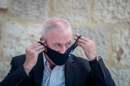 שבוי בתפיסה שצריך "להספיק את החומר". שר החינוך יואב גלנט (יונתן זינדל / פלאש 90)