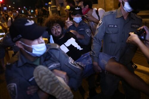 המשטרה עוצרת מפגין במחאת בלפור בערב, 22.8.20 (צילום: אורן זיו)