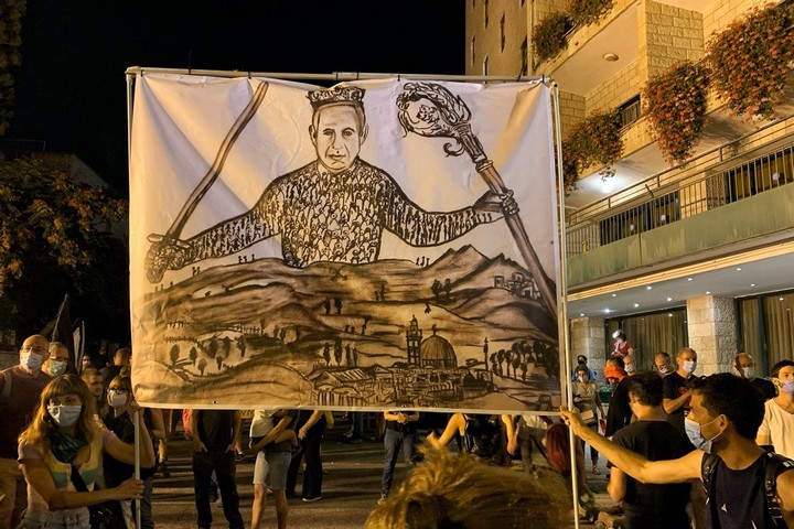 שלט מהמחאה בבלפור המציג את נתניהו בתור ה״לויתן״, השליט הריכוזי בהגותו של תומאס הובס (צילום: אלדר ברוך)