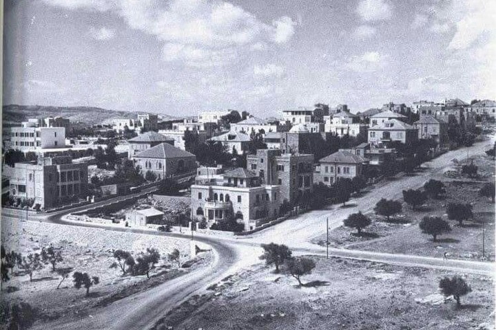 המלחמה הפכה את ירושלים מעיר קוסמופוליטית תחת שלטון בריטי לעיר חצויה בעלת הפרדה אתנית. שכונת טלביה בירושלים, 1935