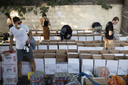 הכנת סלי מזון של קבוצות ״תרבות של סולידריות״ במועדון האומן 17 בתל אביב (צילום: אורן זיו)