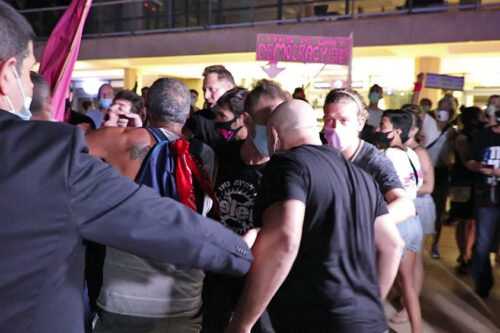 בועז גולן נוגח במפגין בכיכר הבימה (צילום: אורן זיו)