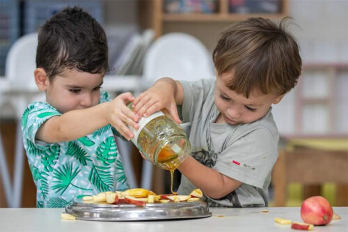 ילדים יוצקים דבש על תפוחים (צילום: יוסי אלוני/פלאש90)