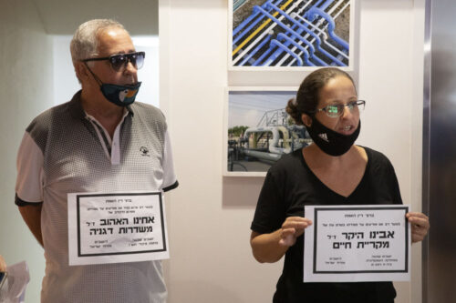 תושבי קריית חיים שלומית שפיצר ואלברט עזימי בהפגנה במשרדי תש״ן בהרצליה, 10 בספטמבר 2020 (צילום: אורן זיו)