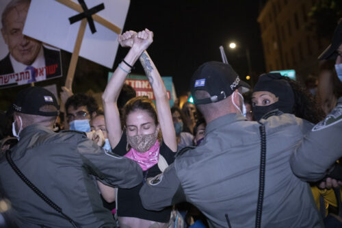 שוטרים מול מפגינים בכיכר פריז, 25 ביולי 2020 (צילום: אורן זיו)