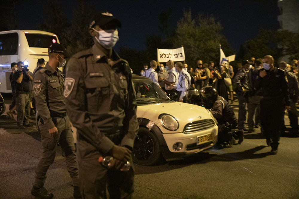 שוטרים ליד הרכב של החשוד בניסיון הדריסה בהפגנה בירושלים (צילום: אורן זיו)