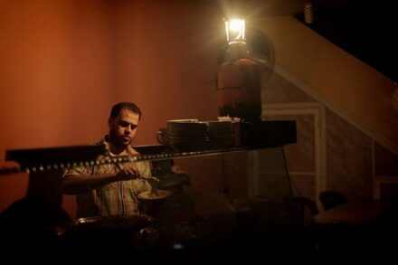 פלסטיני משתמש במנורת גז במסעדה שלו בזמן הפסקת חשמל ברצועת עזה, ב-2013 (צילום: עימאד נאסר / פלאש90)