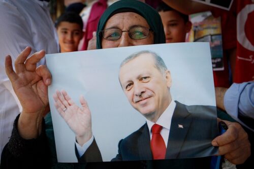 פלסטינים בחברון מחזיקים תמונות של נשיא טורקיה, רג'יפ טאיפ ארדואן, אחרי ניסיון ההפיכה נגדו ב-2016 (צילום: ווישאם השלמון / פלאש90)