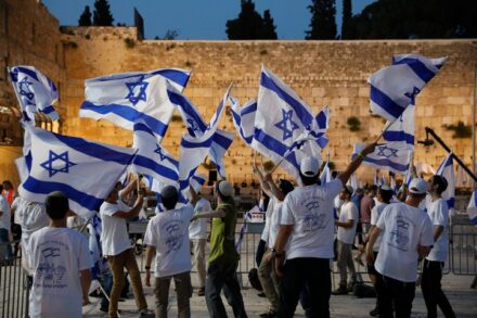 צעירים חוגגים את יום ירושלים בכותל המערבי בירושלים, ב-21 במאי 2020 (צילום: אוליבייה פיטוסי / פלאש90)