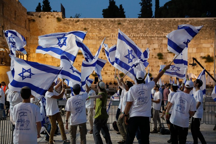 צעירים חוגגים את יום ירושלים בכותל המערבי בירושלים, ב-21 במאי 2020 (צילום: אוליבייה פיטוסי / פלאש90)