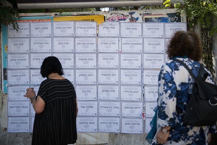 שמות נשים שנרצחו על שלטים שנתלו בירושלים, ב-16 ביוני 2020 (צילום: יונתן זינדל / פלאש90)