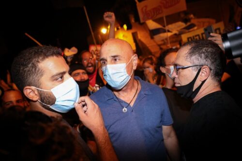 עפר שלח (במרכז) במחאה בבלפור נגד ראש הממשלה, בנימין נתניהו, ב-15 באוגוסט 2020 (צילום: אוליבייה פיטוסי)