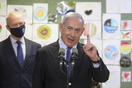 ראש הממשלה, בנימין נתניהו, ושר החינוך, יואב גלנט, בבית ספר בירושלים לרגל פתיחת שנת הלימודים, ב-25 באוגוסט 2020 (צילום: מרק ישראל סלם)