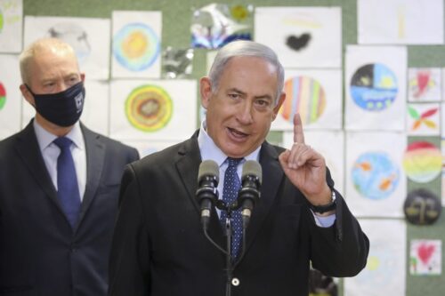 ראש הממשלה, בנימין נתניהו, ושר החינוך, יואב גלנט, בבית ספר בירושלים לרגל פתיחת שנת הלימודים, ב-25 באוגוסט 2020 (צילום: מרק ישראל סלם)