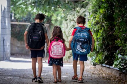 ילדים בירושלים בדרך לבית הספר ביום הראשון ללימודים, ב-1 בספטמבר 2020 (צילום: יונתן זינדל / פלאש90)