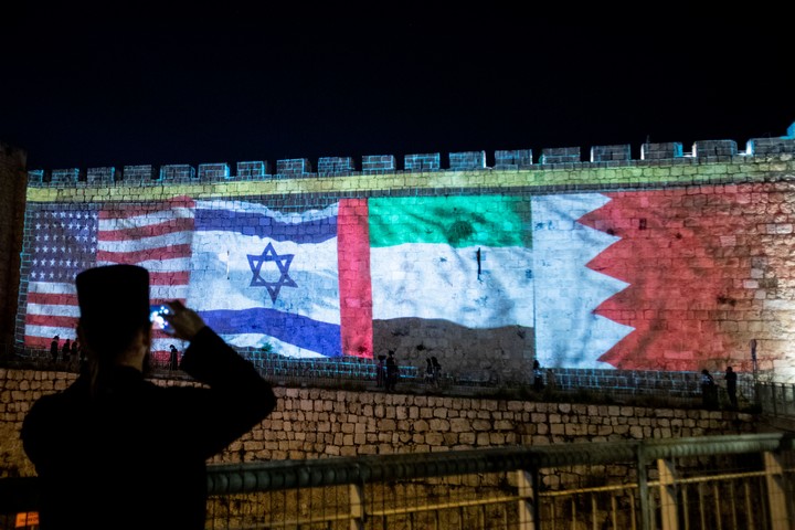 דגלי ארה"ב, איחוד האמירויות, ישראל ובחריין על חומות העיר העתיקה בירושלים, ב-15 בספטמבר 2020 (צילום: יונתן זינדל / פלאש90)