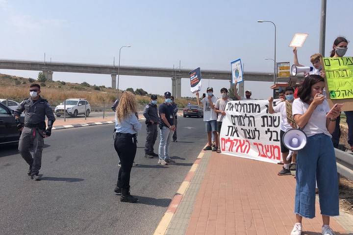 מחאת תלמידים נגד משבר האקלים מול שיירת ראש הממשלה במבוא חורון, ב-1 בספטמבר 2020 (צילום: אורן זיו)