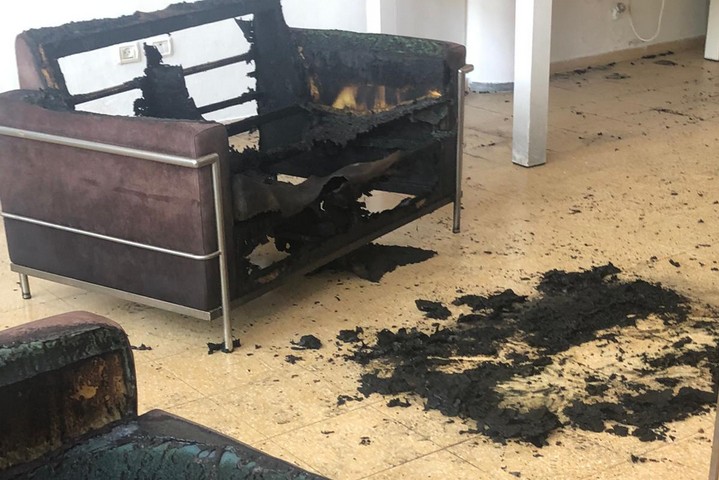 הספרייה בנווה שלום אחרי השריפה (צילום: סמאח סלאימה)