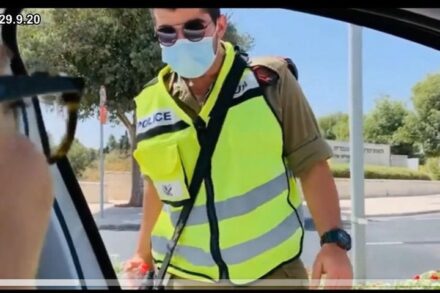 "אתם עושים הפיכה צבאית!" מפגינה מתעמתת עם חייל בהפגנה מול הכנסת (צילום מסך)