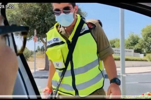 "אתם עושים הפיכה צבאית!" מפגינה מתעמתת עם חייל בהפגנה מול הכנסת (צילום מסך)