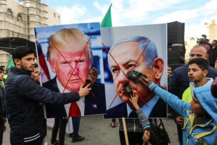 ארה"ב קיבלה את העמדה הישראלית שסיום הכיבוש הוא עניין ישראלי. הפגנה בח'אן יונס נגד תוכנית טראמפ (צילום: עבד רחים רח'מן / פלאש 90)