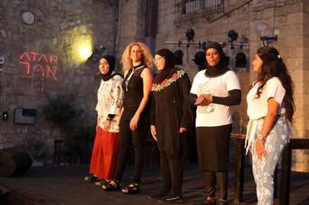 הצגה המבוססת על ניסיון החיים הקשה של נשים ביפו. מתוך המחזה "אשה" של איה פח'ר (צילום: סמר סמנודי, תאטרון אלסראיא)