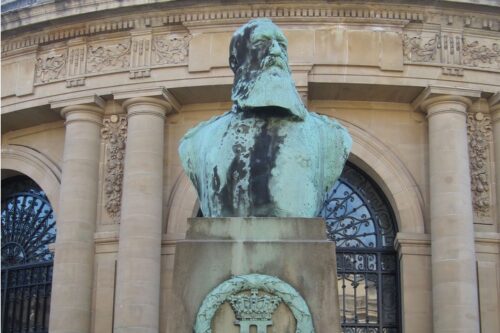 עונשים של קטיעת כפות ידיים למי שלא הפיק מספיק גומי. פסל של המלך ליאופולד השני מלך בלגיה בכניסה למוזיאון הממלכתי למרכז אפריקה (צילום מקוויקיפדיה, CC-BY SA 3.0)