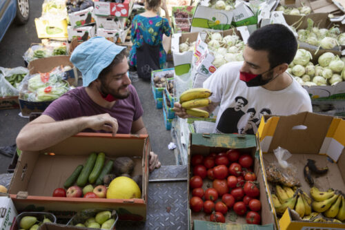 זה לא מקרה שזורקים אוכל, זו שיטה. גיא אבני ואריה מילר מקבוצת "מצילות מזון" בשוק הסיטונאי בירושלים (צילום: אורן זיו)