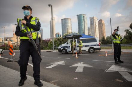 המדיניות של הממשלה הביאה למצב שבו אין אלטרנטיבה לסגר. מחסום אתמול בתל אביב (צילום: מרים אלסטר / פלאש 90)