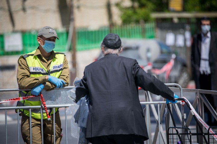 קודם נודיע על סגירה מלאה ואז נחריג. מחסום משטרה בסגר בשכונת רוממה בירושלים בחודש מאי (צילום: יונתן זינדל / פלאש 90)